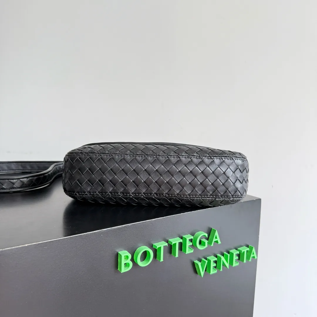 Batch 2020 BOTTEGA VENETA2025 new Veneto flip back bag has been changed from the previous zipper style to a flip design, which is safe, convenient and fashionable. The suction buckle style is also more popular among boys and girls❤️but the zipper compartment is still retained inside. It is not only comfortable, but also elegant and calm, and looks more casual. It is suitable for matching with all kinds of business and casual clothes 😊 to add casual sexiness and make the outfit more complete. The weaving process looks more old-money and retro, and it also has piping processing. Suitable for daily scenes such as shopping and commuting, comfortable and stylish! 💼 Style number: 843836 Color: black Size: 26*18.5*5cm